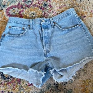 NWOT Levi's 501 Distressed Denim Medium Wash Shorts